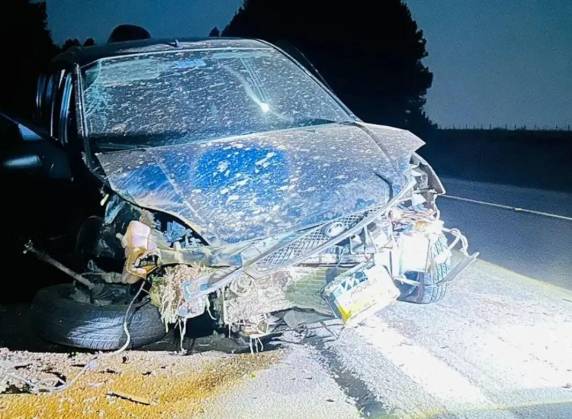 Houve a colisão de um Ford Fiesta e um caminhão Volvo na ERS-135, entre Coxilha e Passo Fundo, com quatro pessoas feridas.