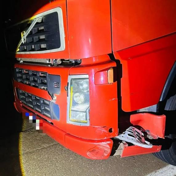 Houve a colisão de um Ford Fiesta e um caminhão Volvo na ERS-135, entre Coxilha e Passo Fundo, com quatro pessoas feridas.