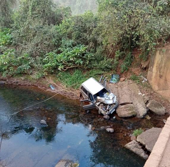 Dois homens e uma mulher foram socorridos e encaminhados ao hospital.