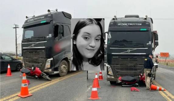 A mulher chegou a ser arremessada para longe com o impacto da batida e a moto ficou presa embaixo da carreta. O motorista do veículo de carga não teve ferimentos.