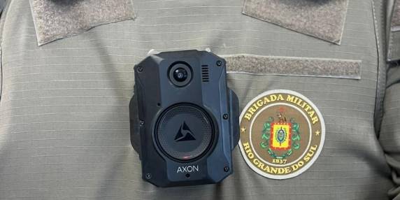 Estimativa anterior era de que equipamentos passariam a ser utilizados em agosto. Licitação prevê a compra de 1,1 mil unidades, sendo mil para a BM e cem para a Polícia Civil. Agentes lotados em Porto Alegre serão os primeiros a adotar o sistema, que já passou por testes em março deste ano