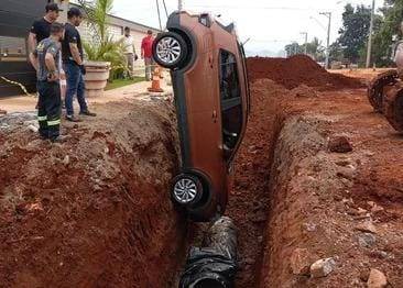 Segundo motorista, não houve aviso sobre reabertura da vala. Além disso, nível do local abaixo da rua dificultou a visão. Veículo foi retirado por uma retroescavadeira
