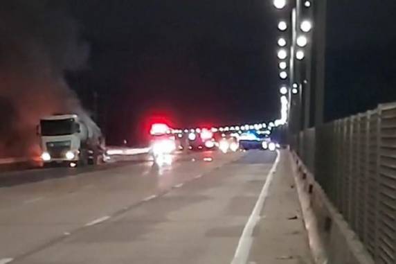 Sentido Capital-Litoral no km 81 da rodovia apresenta bloqueio parcial