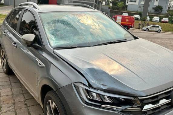 Vítima foi atingida enquanto atravessava a rodovia e foi encaminhada a um hospital do município