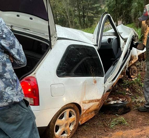 Depois de quaplanagem veículo Gol bateu em uma árvore na lateral da rodovia