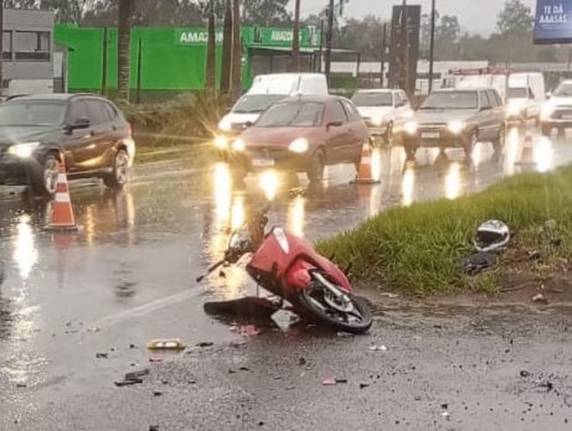 Vítima, identificada como Bruna Mariana Gonçalves, conduzia uma moto que bateu na lateral de um carro. A motociclista foi socorrida e levada para o Hospital de Sapiranga, mas não resistiu aos ferimentos