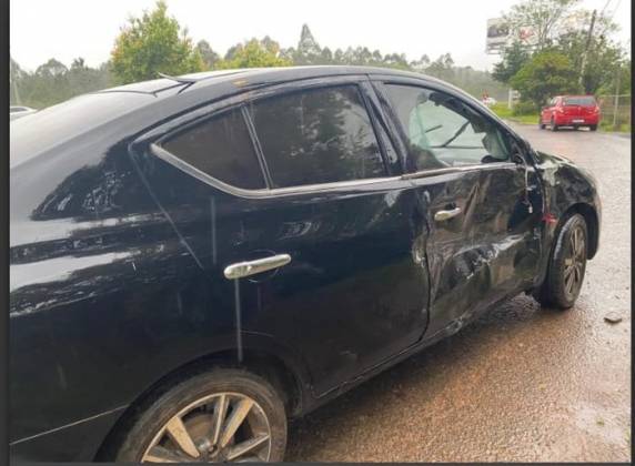 Vítima, identificada como Bruna Mariana Gonçalves, conduzia uma moto que bateu na lateral de um carro. A motociclista foi socorrida e levada para o Hospital de Sapiranga, mas não resistiu aos ferimentos