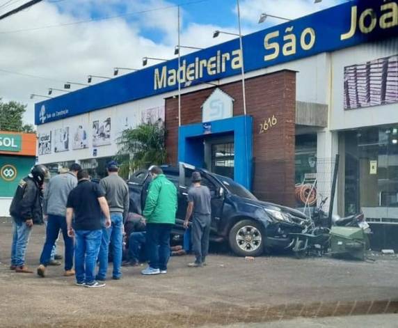 O motorista de uma S10 bateu contra outro veículo e o prédio e uma empresa