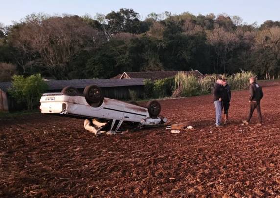 Uma das vítimas foi ejetada para fora do veículo