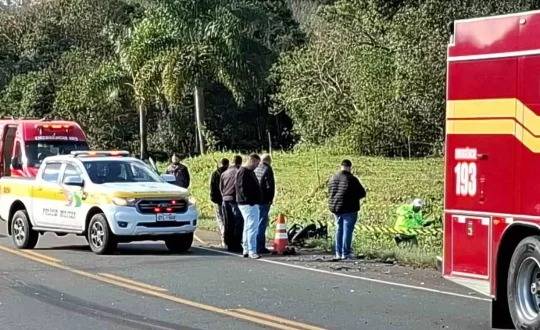 Colisão envolveu uma motocicleta e um caminhão