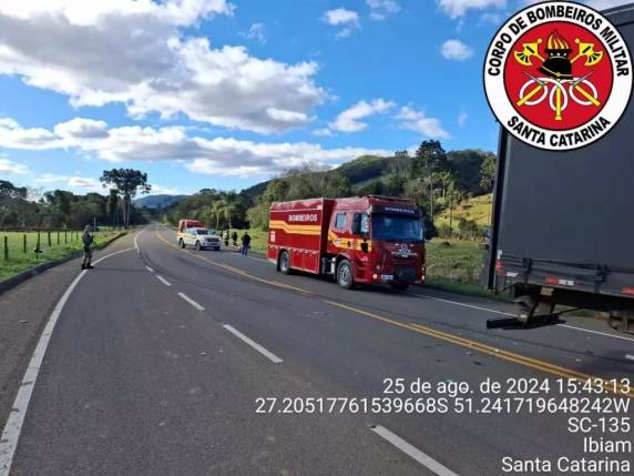 Colisão envolveu uma motocicleta e um caminhão