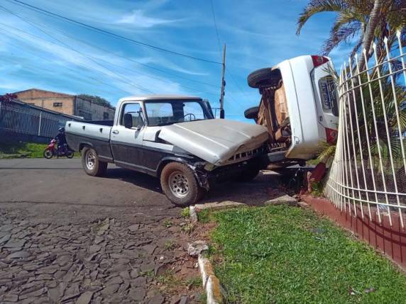 O veículo Fiesta foi empurrado por uma F1000 e ficou tombado sobre as grades de uma residência