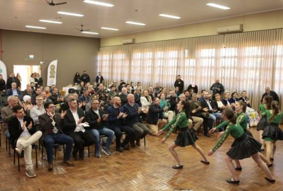 O Executivo Santa-rosense entregou um termo que concede o título de hospedes oficiais de Santa Rosa.