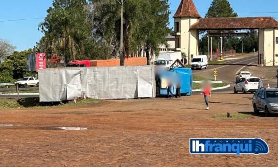 O motorista do caminhhão foi socorrido para o hospital