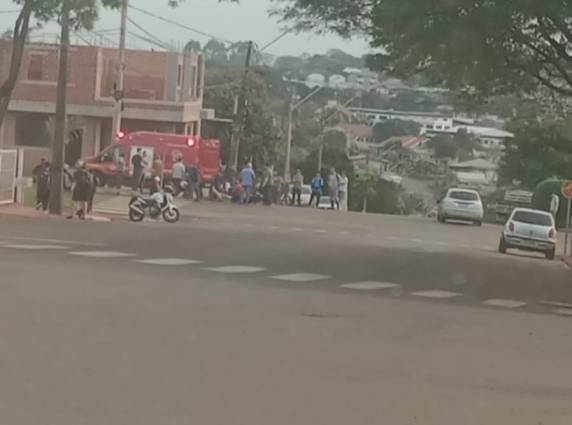 Uma colisão transversal envolveu moto e caminhonete em frente a praça do bairro