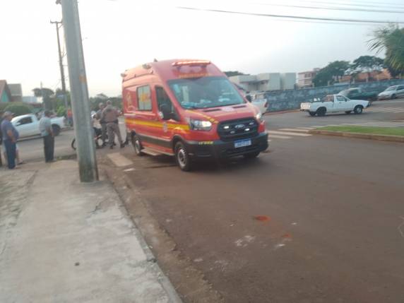 Uma colisão transversal envolveu moto e caminhonete em frente a praça do bairro