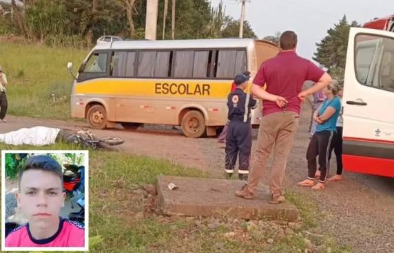 O adolescente, que conduzia uma motocicleta Honda/CG 150 Titan ES, colidiu frontalmente com um micro-ônibus escolar