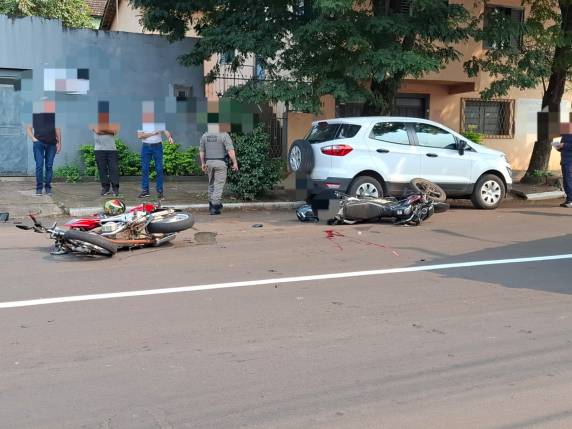 Condutores foram socorridos por equipes do Samu e Corpo de Bombeiros. Um idoso de 68 anos, morreu ao adr entrada no hospital