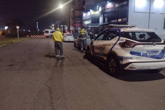 A ação ocorreu na Rua João Nichele, no bairro Cinquentenário, por volta da meia-noite deste sábado (31).