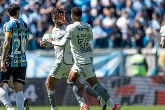 Tricolor abriu dois gols de vantagem com um jogador a menos, mas o time visitante conseguiu marcar três vezes no segundo tempo