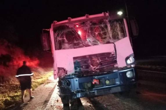 Acidente envolveu uma caminhonete Strada e dois caminhões e ocorreu na madrugada desta sexta-feira