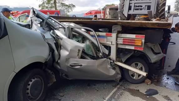 Engavetamento na BR-470 envolveu quatro veículos. Motorista de carro foi a única a se machucar no acidente, em Rio do Sul.