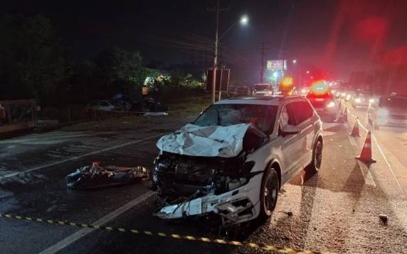 Ao menos outras três pessoas ficaram feridas após a colisão envolvendo dois carros no quilômetro 7 da rodovia