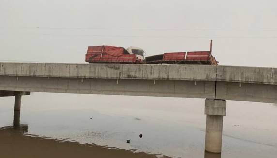 A carreta colidiu com a mureta da ponte, espalhando a carga de soja pela pista