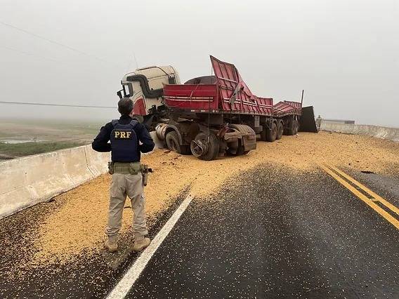 A carreta colidiu com a mureta da ponte, espalhando a carga de soja pela pista