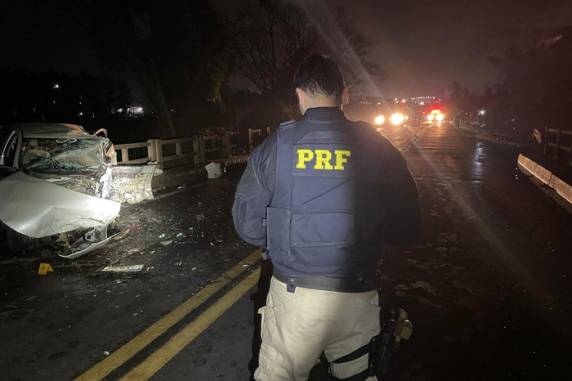 Acidente envolveu três carros e ocorreu na noite desta sexta-feira