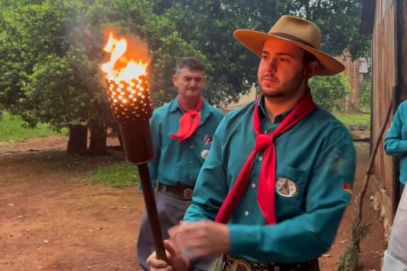 Fogo simbólico é mantido aceso desde 1991 no chão de propriedades do interior, que se revezam para não apagar o símbolo gaúcho