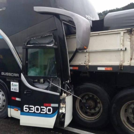 Veículo fazia trajeto até São Paulo e colidiu com um caminhão na manhã deste domingo. De acordo com a concessionária da rodovia, a vítima era o motorista do coletivo