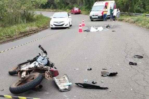 Vítima tinha 14 anos e era passageira da motocicleta. Acidente aconteceu próximo à Comunidade Auxiliadora na tarde deste domingo