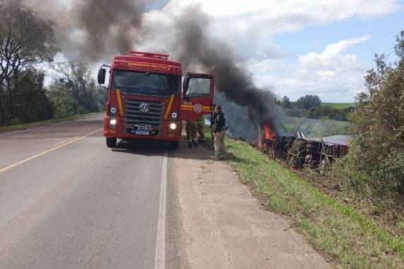 Condutor ainda não foi identificado. O acidente ocorreu no km 245, no sentido Interior-Capital da rodovia, e deve gerar interrupção no trânsito após a chegada da perícia