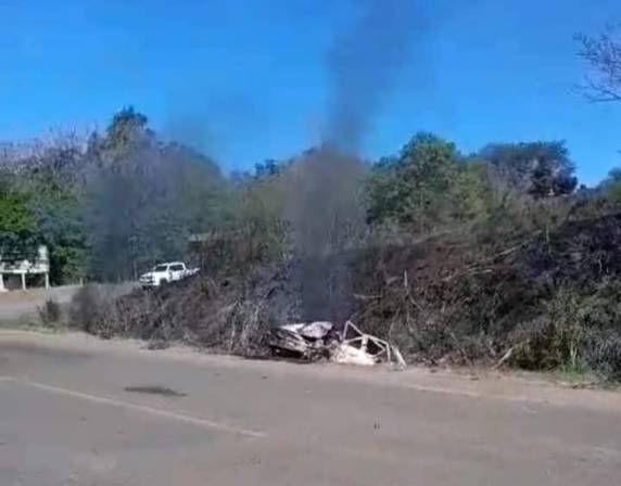 O automóvel Fiat Uno incêndiou na lateral da rodovia