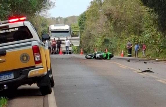 O acidente envolveu a moto da vítima e uma carreta