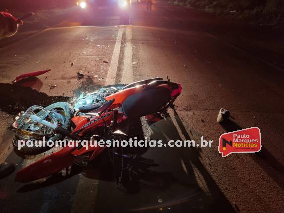 A mulher que pedia socorro morreu após ser atropelada por um veículo; o condutor não parou no local