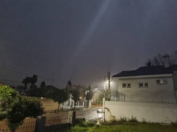 Durante a madrugada, bombeiros foram acionados para auxiliar na remoção de árvores caídas e entrega de lonas em diferentes regiões do Estado