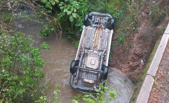 A vítima conseguiu sair do veículo com a ajuda de populares