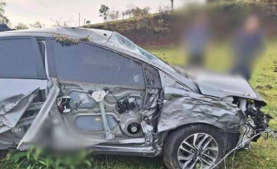 Jovem bateu contra outros dois veículo e em uma cerca antes de sair da pista e capotar