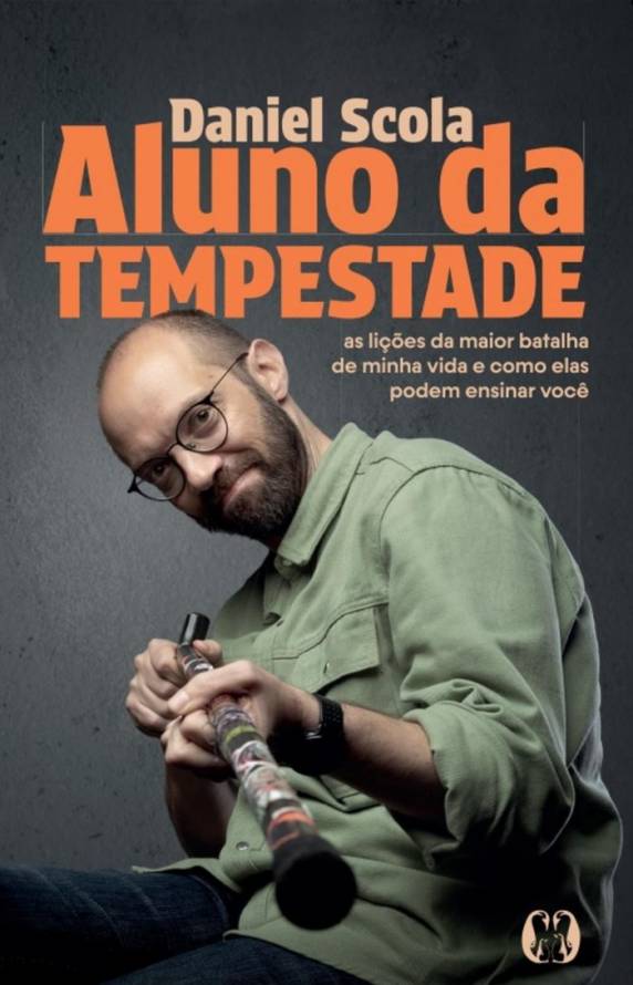 Comunicador, que enfrentou um raro tipo de câncer cerebral em adultos, autografa 