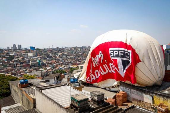 Balão atingiu residências da região. Uma pessoa ficou levemente ferida e foi encaminhada para atendimento em hospital