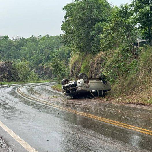 O veículo capotou próximo de uma curva da rodovia