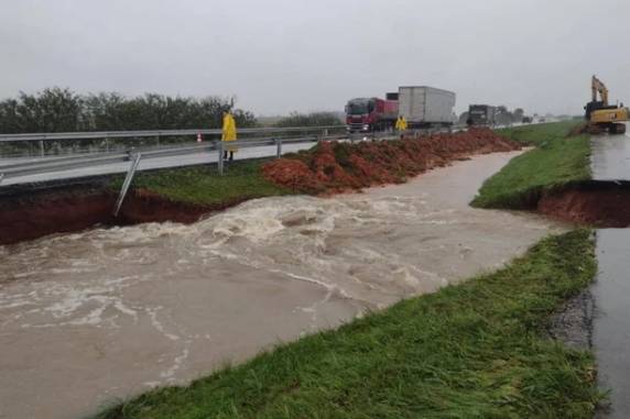 Não há previsão de desbloqueio, de acordo com a Ecosul, concessionária que administra a rodovia. O acúmulo de água começou durante a tarde de quarta-feira, quando um açude de uma propriedade às margens da estrada rompeu