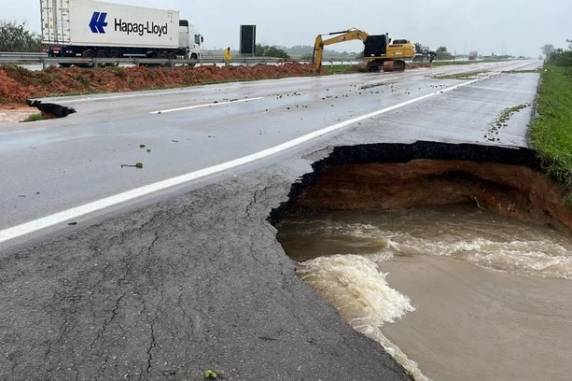 Não há previsão de desbloqueio, de acordo com a Ecosul, concessionária que administra a rodovia. O acúmulo de água começou durante a tarde de quarta-feira, quando um açude de uma propriedade às margens da estrada rompeu