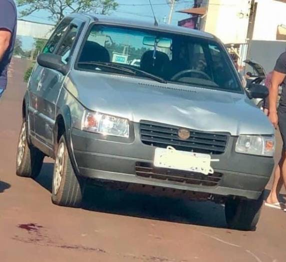 O pedestre tem 59 anos, e atravessa a aveninda em frente a um supermercado