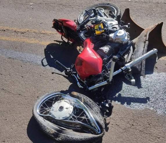 A moto que era conduzia pela vítima colidiu com um carro
