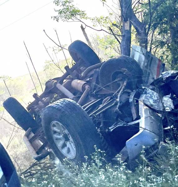 Uma colisão frontal envovolveu um automóvel e uma caminhonete