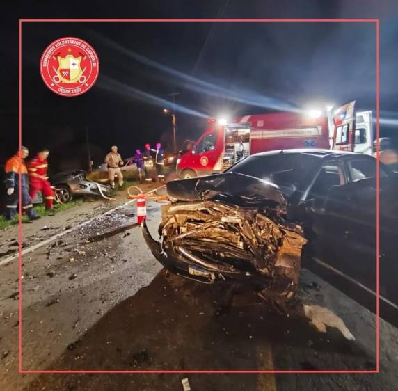 O acidente ocorreu na noite deste sábado, na RSC-453. Ambos ficaram presos às ferragens e com ferimentos graves.