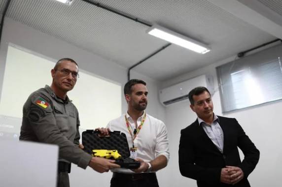 PMs do 9º Batalhão são os primeiros a testar os equipamentos. Cerimônia, com presença do governador Eduardo Leite, entregou os aparelhos e apresentou novo Centro de Operações da Polícia Militar (Copom)